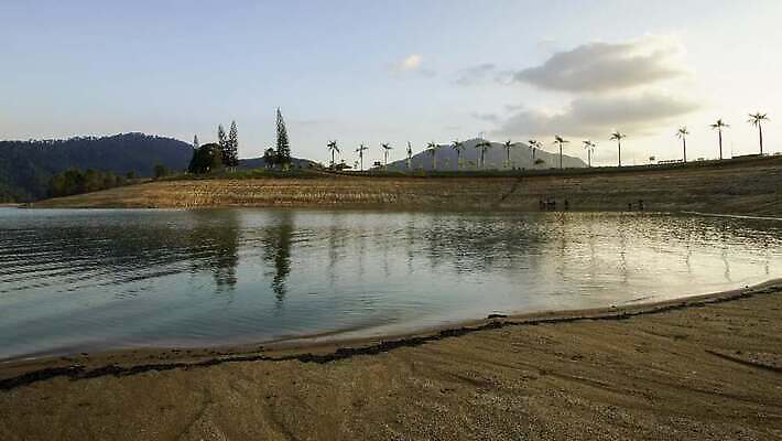 나무 공공시설 길 지구 호수 섬 자연 하늘 건조 파노라마 사람없음 초록색 물 파란색 갈색 노란색 환경 흙 죽음 뜨거움 댐 허브 생태계 가뭄 옛날 오지 4K 타임랩스 MP4 해외동영상 클립영상 자연요소 식물 컬러 날씨 촬영기법 시설 동영상 파일형식