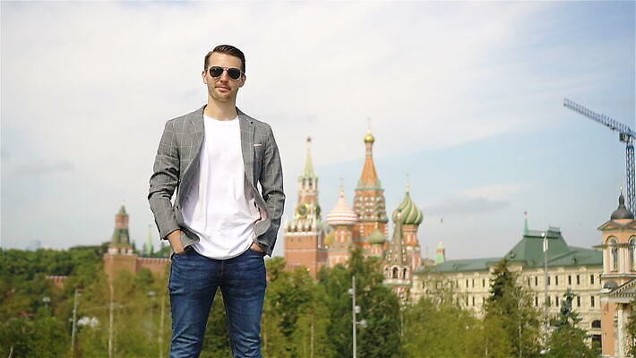 백인 학생 라이프스타일 행복 여행 비즈니스 건축양식 통신 휴가 노동자 한명 미소 사람 풍경 성인 야외 도시풍경 여행객 도시 업무 비즈니스맨 역사 차 모험가 경영자 정사각형 러시아 방문 타운 단절 랜드마크 모스크바 크렘린궁전 MOV 해외동영상 클립영상 도형 서양인 직업 1 남자 건축 감정 유럽 음료 표정 생활 궁전 작업 직장인 리더 동영상 크렘린 파일형식