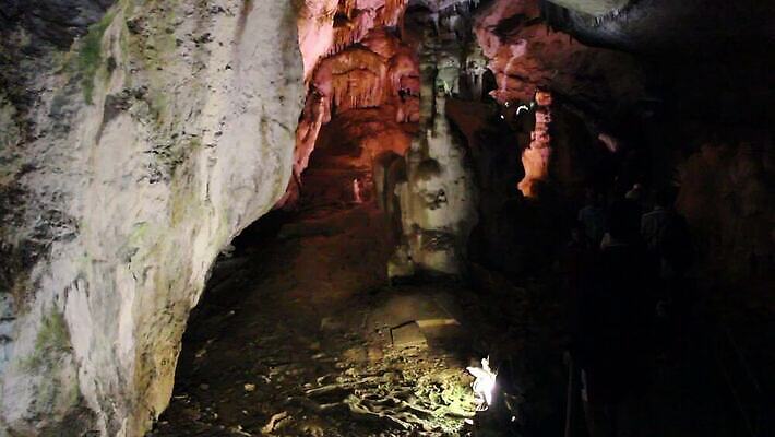 모자 응시 공원 지구 벽 여행 자연 바람 휴가 산 실내 그림자 미소 사람 성인 사람없음 여행객 걷기 탐험 바위 손전등 시간 구멍 역사 동굴 지하 내추럴 석회암 옛날 종유석 지질 지질학 MOV 해외동영상 클립영상 자연요소 시선 잡화 공공시설 교육 모션 날씨 조명 표정 내부 암석 돌_바위 생태계 동영상 파일형식