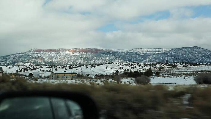 도로 여행 겨울 창문 자동차 자연 산 항해 사람없음 옆모습 계곡 미국 거울 운전 자유 황무지 분위기 땅 인도인 탈출 지역 애리조나 루트 방법 시온산 자동 수평선 4K MP4 해외동영상 클립영상 외국인 계절 길 육상교통 뷰포인트 컨셉 북아메리카 배_교통 교통시설 모션 동양인 생태계 동영상 파일형식