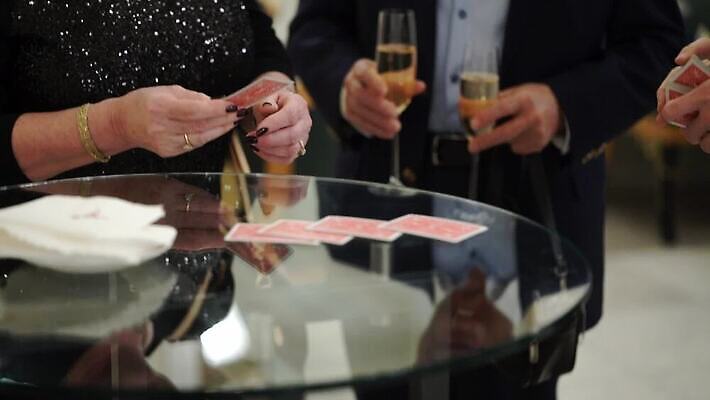 손 남자 장난 상상 놀이 아이디어 사람 이벤트 파티 놀람 공연 연주자 무대 마법사 마술사 게임 잡기 신용카드 재산 도박 서커스 신비 갑판 기적 카지노 쇼 포커 공상 연예인 마법 보여주기 라스베가스 실행 에이스 오해 MOV 해외동영상 클립영상 직업 감정 컨셉 배_교통 모션 표정 신체부위 금융 음악가 마술 트럼프 동영상 파일형식