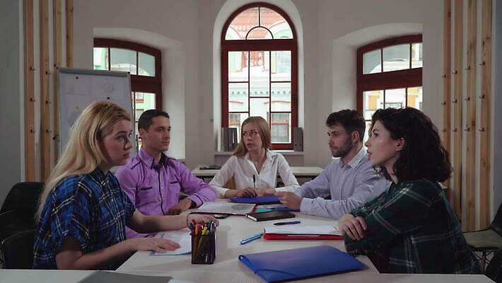 주간 백인 직업 여자 남자 행복 회사 비즈니스 통신 노동자 기술 미소 사람 여러명 내부 30대 금융 사무실 판매 정보 작업 비즈니스맨 비즈니스우먼 체험 그룹 대표 토론 상업 이익 평가 경영 브레인스토밍 4K MOV 해외동영상 클립영상 자연요소 서양인 감정 다수 컨셉 표정 장년 경제 직장인 동영상 파일형식