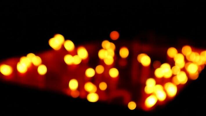 문화 백그라운드 불교 촛불 불 휴가 불꽃 휴식 따뜻함 사람없음 장식 빛 교회 평화 검은색 축제 스파 어둠 희망 침묵 기도 축하 사찰 뜨거움 영혼 야간 소프트포커스 심볼 명상 장면 동쪽 연소 광 귀족 숭배 신앙심 왁스 화상 존경 MP4 해외동영상 클립영상 자연요소 감정 종교 컬러 컨셉 초 종교건축 촬영기법 건물 소리 상처 방향 동영상 파일형식