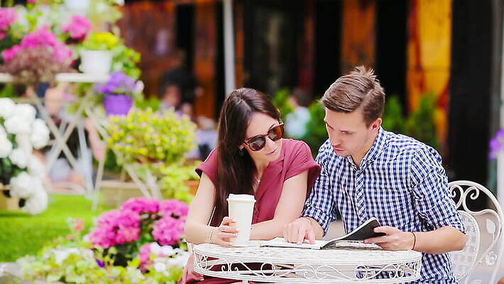백인 라이프스타일 접시 커플 응시 행복 유럽 커피 음료 여행 가족 관계 탁자 휴가 거리 함께함 미소 사람 성인 야외 두명 여름 친구 식당 저녁식사 카페 낭만 신혼여행 도시 차 먹기 타운 카페테리아 리빙 점심식사 단절 페스츄리 MOV 해외동영상 클립영상 서양인 식기 시선 계절 감정 나라 빵 가구 결혼 컨셉 모션 표정 생활 상점 식사 동영상 파일형식