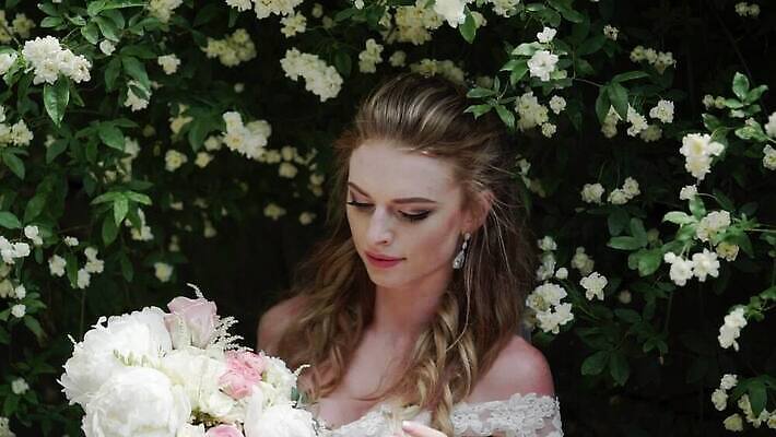 백인 드레스 여자 꽃 행복 포즈 결혼 신혼부부 자연 결혼식 바람 사랑 한명 야외 귀여움 정원 맑음 흰색 축하 가운 베일 MOV 해외동영상 슬로모션 클립영상 자연요소 서양인 식물 1 부부 옷 감정 컬러 컨셉 날씨 촬영기법 사람 이벤트 생태계 신혼 동영상 파일형식