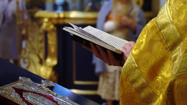 전통 손 기독교 종교 결혼 십자가 실내 사람 내부 책 교회 믿음 성경 기도 예수 의식 아빠 황금 성자 성직자 심볼 연습 묘사 서비스 신성 덩어리 교황 성찬식 성체 신앙심 MOV 해외동영상 클립영상 감정 종교용품 가족 종교건축 이벤트 건물 신체부위 신_종교 동영상 파일형식