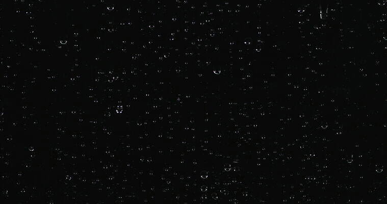 스튜디오촬영 백그라운드 패턴 유리 추상 사람없음 물 검은색 젖음 물방울 얼룩 액체 붓기 닫기 빗방울 4K 락다운 MOV 해외동영상 클립영상 자연요소 컬러 무늬 모션 재질 실내 비_날씨 동영상 파일형식