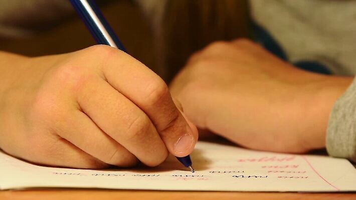 학생 손 어린이 캘리그라피 교실 학교 수업 책 단어 학습 펜 유치원 기록 가르침 계획 큼 편지 레시피 느림 맞춤법 필기체 스타일 MOV 해외동영상 클립영상 문자 교육 컨셉 사람 한글 신체부위 필기구 크기 동영상 파일형식