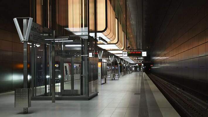 디자인 유럽 선 여행 백그라운드 이동 건축양식 교통시설 유리 미래 독일 사람없음 내부 건물 파란색 빛 사무실 계단 금속 기차 도시 시간 터널 전철 역 아래 속도 에스컬레이터 튜브 지하 일반 빛망울 대칭 함부르크 비어있는 4K MOV 해외동영상 클립영상 건축물 건축 나라 길 육상교통 컬러 교통 컨셉 비즈니스 재질 대중교통 방향 시설 위치 동영상 파일형식