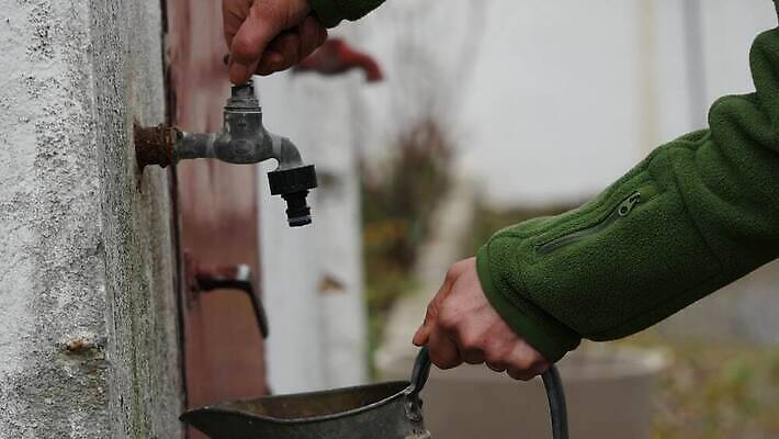 계절 자연 날씨 손잡이 사람없음 물 환경 금속 정원 젖음 흐름 시골 신선 절약 액체 붓기 떨어짐 빗방울 양동이 가득함 내추럴 생태학 엘리먼트 아연 4K 유체 MP4 해외동영상 클립영상 자연요소 교육 컨셉 모션 재질 비_날씨 생태계 동영상 영양소 파일형식