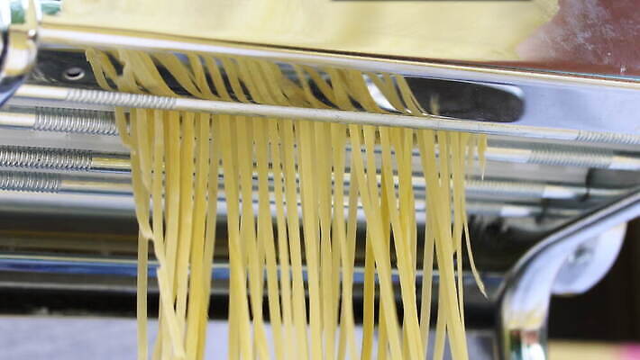 손 여자 줄 음식 빵 탁자 추상 주택 건조 파스타 건강 스파게티 관리 사람 사람없음 햇빛 노란색 기계 이탈리아 면 업무 수프 자르기 시리얼 국수 반죽 만들기 밀가루 라비올리 라자냐 마카로니 이스트 특별함 핸드메이드 토르텔리니 4K MOV 해외동영상 클립영상 유럽 컬러 가구 컨셉 무늬 모션 서양음식 건물 신체부위 태양 면류 작업 이탈리아음식 가루 동영상 파스타면 파일형식