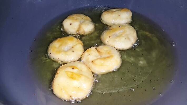 전통 접시 행복 음식 디저트 거리 건강 요리 사람없음 축제 튀김 달콤 맛 더위 밀가루 시럽 길거리음식 방글라데시 파키스탄 맛있는 4K MOV 해외동영상 클립영상 식기 감정 아시아 컨셉 날씨 가루 동영상 남아시아 파일형식