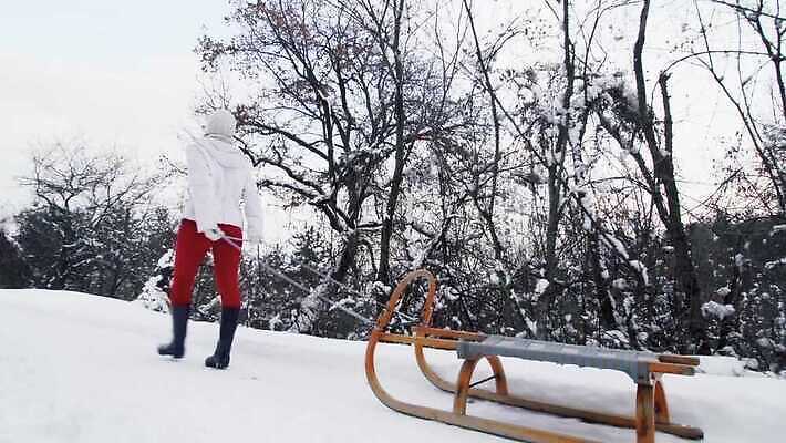 나무 라이프스타일 계절 여자 행복 스포츠 여행 겨울 자연 휴가 산 한명 사람 야외 걷기 산책 기쁨 하이킹 장비 추위 흰색 춤 당기기 승차 숲 썰매 썰매타기 부주의 하이커 눈내림 4K MP4 해외동영상 클립영상 식물 1 감정 컬러 모션 레저 문화예술 휴식 눈_날씨 생활 전통놀이 생태계 동영상 파일형식