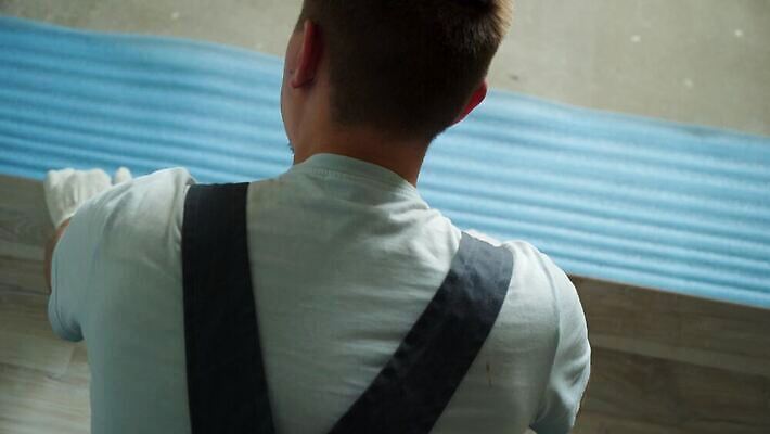 직업 장갑 노동자 바닥 주택 한명 사람 건물 목재 장식 방 장비 도구 공구 업무 판넬 수리 널 망치 목수 목공예 고정 DIY 건축업자 계약자 공예가 복원 설치 업그레이드 재주꾼 합판 파케트 4K MOV 해외동영상 클립영상 나무 1 건축물 잡화 건축 재료 취미 작업 공예 계약 동영상 파일형식