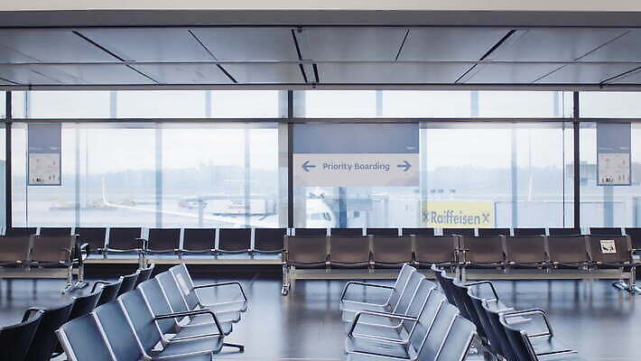 시계 여행 의자 비즈니스 창문 휴식 거리 실내 안전 사람 사람없음 내부 건물 침묵 휴게실 기다림 비엔나 오스트리아 바이러스 보호 공항 출발 번짐 지역 승객 예약 터미널 스타일 코로나바이러스 사회적거리두기 비어있는 4K MOV 해외동영상 클립영상 건축물 유럽 캠페인 가구 컨셉 교통시설 모션 소리 동영상 파일형식 효과