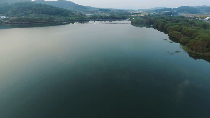 구름 계절 공원 호수 여행 백그라운드 자연 하늘 낚시 휴가 산 한국 안테나 풍경 사람없음 야외 빨간색 초록색 물 여름 파란색 태양 노란색 일출 계곡 일몰 가을 저수지 언덕 수로 커뮤니티 스카이라인 남쪽 내추럴 드론 밭일 수평선 4K MOV 해외동영상 클립영상 자연요소 공공시설 아시아 컬러 통신 레저 노을 방향 생태계 동영상 파일형식