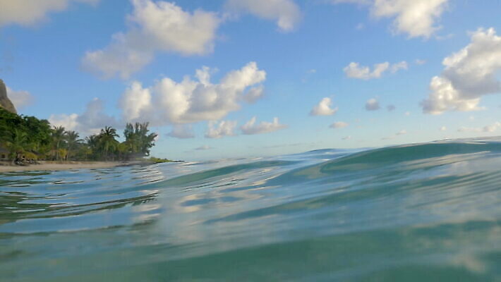 바다 휴가 손바닥 사람없음 물 파란색 바닷속 수중 수영 씻기 휴양지 모리셔스 MOV 해외동영상 슬로모션 클립영상 자연요소 손 컬러 촬영기법 청결 장소 수상스포츠 동영상 파일형식