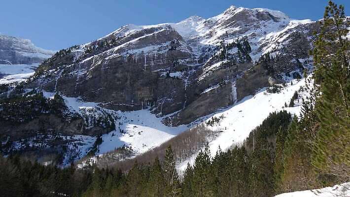 공원 여행 자국 휴가 산 경사 사람없음 강 마을 계곡 봄 프랑스 빙하 내추럴 프랑스어 원형극장 눈내림 4K MP4 해외동영상 클립영상 문자 계절 공공시설 유럽 눈_날씨 극장 동영상 파일형식