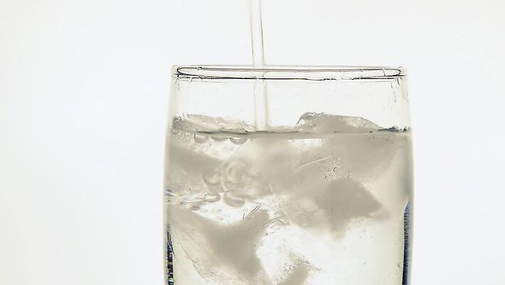 음료 백그라운드 모션 유리 표면 요리 사람없음 옆모습 물 얼음 거품 흐름 추위 흰색 물방울 녹음 신선 액체 개울 붓기 가장자리 닫기 가득함 순수 큐브 상쾌 각도 서빙 가스 느림 MOV 해외동영상 클립영상 자연요소 감정 뷰포인트 컬러 컨셉 재질 강 기록 둘레 동영상 파일형식