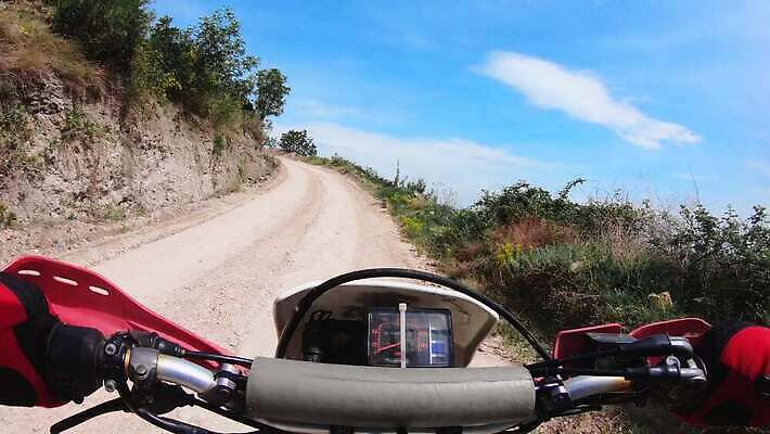 남자 도로 스포츠 포즈 십자가 교통시설 자국 모션 사람없음 야외 운동 자전거 점프 힘 경쟁 오토바이 바퀴 승차 헬멧 위험 속도 순환 먼지 진흙 모터 라이더 레이서 무료 무임승차 바이크레이서 선로 오프로드 1인칭시점 4K MP4 해외동영상 클립영상 시선 길 교통 컨셉 건강 사람 바이크 보호장비 시설 동영상 파일형식