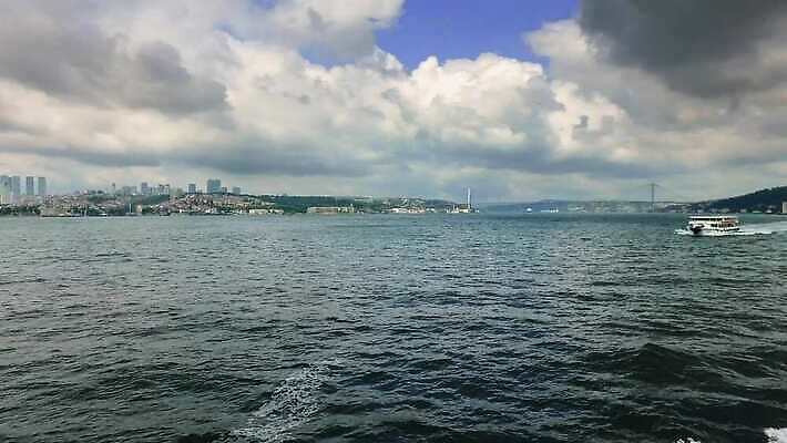 구름 바다 여행 건축양식 휴가 이스탄불 항해 사람없음 건물 여름 파란색 항구 도시 보트 큼 만들기 승객 동쪽 랜드마크 보스포루스 통근 4K MP4 해외동영상 클립영상 자연요소 건축물 계절 건축 컬러 교통시설 모션 배 크기 방향 출근 동영상 선박 파일형식 튀르키예