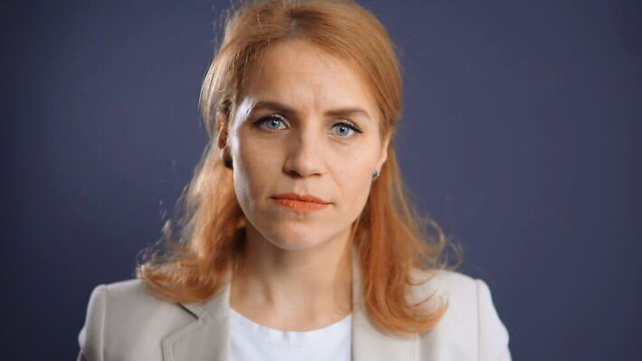 직업 응시 벽 백그라운드 회사 CEO 성공 설계 피곤 한명 미소 금융 우주 경쟁 회색 분노 업무 작업 비즈니스우먼 실패 중앙 계획 토론 분석 회전 해결 빨간머리 내추럴 경영 고용 배려 심각 제어 프로젝트 4K MOV 해외동영상 클립영상 1 헤어스타일 시선 여자 감정 컬러 컨셉 비즈니스 표정 사람 경제 구직 직장인 좌절 동영상 채용 파일형식