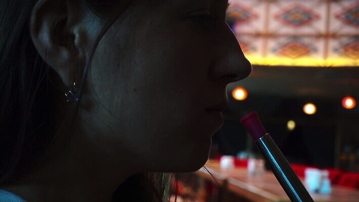 얼굴 컬러 백그라운드 추상 담배 한명 사람 빛 약 섹시 파티 검은색 어둠 새벽 안개 축하 바 뜨거움 연기 질병 야간 신비 클럽 디스코 전자 네온 담배연기 느림 중독 습관 니코틴 흡연자 MOV 해외동영상 클립영상 자연요소 1 음악 컨셉 무늬 의학 날씨 흡연 이벤트 신체부위 춤 동영상 파일형식