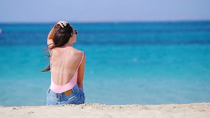 백인 1 라이프스타일 여자 유럽 모래 바다 섬 여행 자연 휴가 한명 사람 성인 야외 물 파란색 컬러풀 여행객 자유 잡기 보트 그리스 몰디브 내추럴 돌봄 미코노스섬 이국적 터키석 MOV 해외동영상 클립영상 자연요소 서양인 나라 아시아 컬러 컨셉 배_교통 모션 생활 보석 생태계 동영상 파일형식