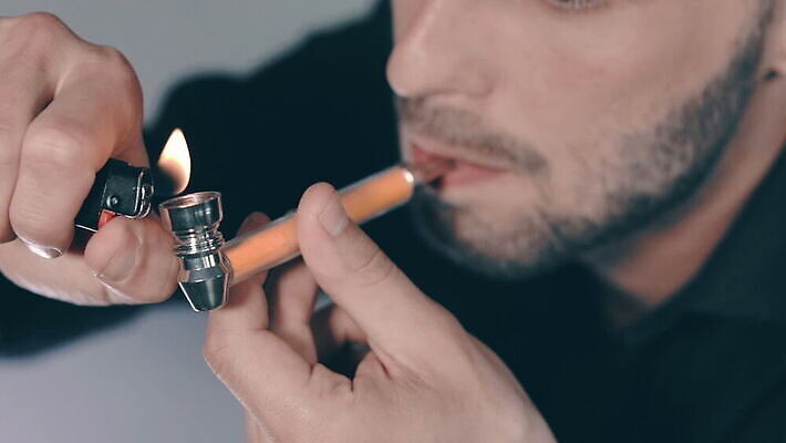 식물 남자 행복 문화 셔츠 잎 자연 휴식 흡연 실내 한명 사람 약 검은색 잡초 삼 연기 약초 허브 파이프 라이터 내추럴 흡연자 대마초 마리화나 MOV 해외동영상 슬로모션 클립영상 1 감정 컬러 컨셉 상의 채소 의학 담배 촬영기법 내부 풀_식물 생태계 동영상 마약 파일형식