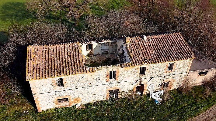 나무 외관 산업 벽 백그라운드 건축양식 창문 공장 자연 하늘 벽돌 주택 사람없음 건물 목재 문 어둠 손상 시골 도시 버리기 폐허 타운 항공촬영 그런지 깨짐 드론 썩음 옛날 재앙 콘크리트 파멸 호러 비어있는 4K MP4 해외동영상 클립영상 식물 건축물 건축 뷰포인트 컨셉 재료 공업 모션 생태계 공포 동영상 파일형식 소멸