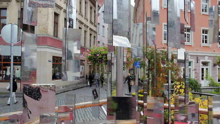 나무 디자인 응시 공원 문화 줄 조각 부분 유리 하늘 매달리기 미술 사람없음 빛 반사 거울 도시 심볼 묘사 정사각형 노려봄 라트비아 리가 설치 광학 MOV 해외동영상 클립영상 도형 식물 시선 공공시설 모션 재질 문화예술 표정 북유럽 동영상 파일형식