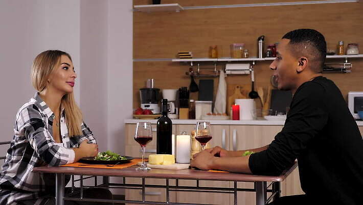 백인 라이프스타일 커플 여자 음료 음식 와인잔 촛불 가족 관계 유리 결혼식 남편 함께함 발렌타인데이 건강 대화 사랑 요리 미소 앉기 사람없음 내부 주방 와인 검은색 식사 저녁식사 낭만 흰색 축하 아내 날짜 준비 섞기 4K MOV 해외동영상 클립영상 레이스천 서양인 감정 컬러 결혼 컨셉 술잔 초 모션 데이이벤트 재질 주류 표정 말하기 사람 생활 직물 동영상 파일형식