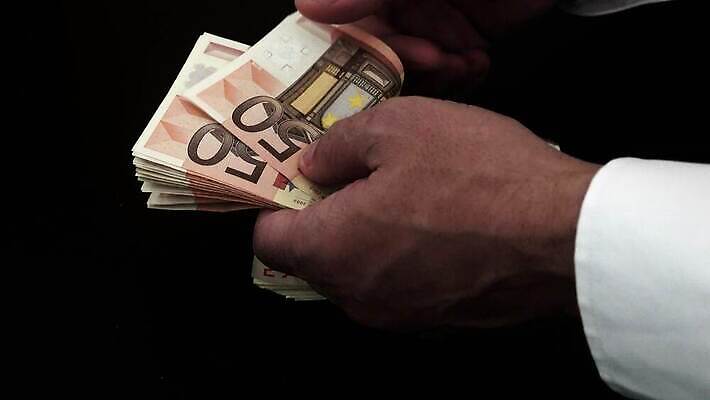 직업 손 남자 종이 백그라운드 지폐 돈 비즈니스 성공 관리 사람 정장 금융 사무실 검은색 어둠 거래 저축 유로 잡기 악단 업무 비즈니스맨 계산 시장 재산 구매 주기 투자 만들기 결제 계산서 월급 빚 마피아 부정부패 세금 카운트 4K MP4 해외동영상 클립영상 옷 음악 컬러 컨셉 모션 신체부위 경제 쇼핑 작업 직장인 동영상 파일형식