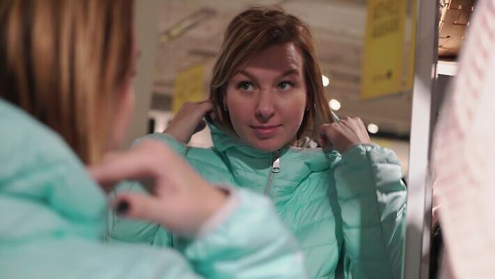 백인 라이프스타일 드레스 옷 여자 실내 한명 사람 쇼핑 유행 세일 상점 재킷 직물 잡기 화려 시장 선택 구매 옷걸이 가격 쇼핑몰 고객 무역 상업 노력 소매 매각 부티크 쇼퍼홀릭 4K MOV 해외동영상 클립영상 서양인 1 산업 컨셉 모션 내부 생활 외투 동영상 파일형식