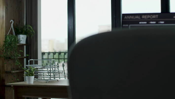 주간 직업 디자인 벽 가구 의자 비즈니스 건축양식 창문 탁자 새로움 직장 실내 파노라마 사람없음 내부 건물 장식 노트북 빛 컴퓨터 사무실 우주 모니터 방 흰색 업무 작업 오픈 센터 작업실 고급 책상 회의실 하이테크 비어있는 4K MOV 해외동영상 클립영상 자연요소 건축물 건축 컬러 생활용품 컨셉 회사 기술 촬영기법 전자제품 동영상 파일형식