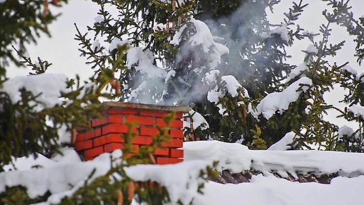 계절 백그라운드 크리스마스 겨울 자연 하늘 지붕 벽돌 산 주택 따뜻함 굴뚝 사람없음 빨간색 파란색 마을 냉동 추위 흰색 시골 소나무 연기 숲 옥상 묘사 시골집 러시아 옛날 눈내림 MOV 해외동영상 클립영상 나무 기념일 유럽 컬러 눈_날씨 건물 생태계 동영상 파일형식