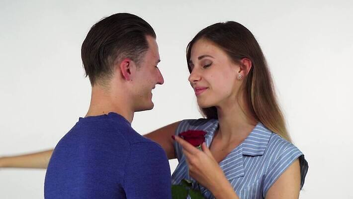 라이프스타일 커플 기념일 꽃 행복 결혼 데이트 관계 결혼식 남편 휴가 기념 실내 발렌타인데이 선물 사랑 미소 두명 친구 장미 축제 놀람 우정 꿈 축하 아내 날짜 달콤 결합 냄새 아로마 고립 몽환 카피스페이스 4K MOV 해외동영상 클립영상 식물 감정 컨셉 데이이벤트 표정 사람 이벤트 내부 생활 공백 맛 동영상 파일형식