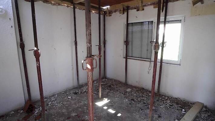 직업 디자인 외관 산업 벽 건축양식 지붕 바닥 주택 프레임 사람없음 내부 건물 목재 방 건설현장 업무 재산 수리 널 천 아래 목공예 뼈대 잡동사니 개발 복원 수목 진짜 4K MP4 해외동영상 클립영상 나무 건축물 건축 재료 건설업 금융 직물 작업 공예 방향 위치 동영상 파일형식