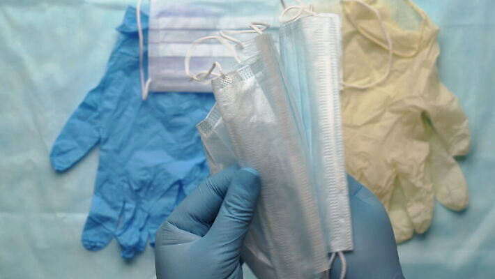 손 장갑 손가락 병원 마스크 한명 치료 파란색 약 건강관리 중국 장비 의사 흰색 긴급 수술 호흡기관 보호 질병 구급차 진열장 감염 쇼 먼지 보여주기 박테리아 시범 위생관리 인플루엔자 전염병 사스 코로나바이러스 4K MOV 해외동영상 클립영상 1 잡화 아시아 컬러 컨셉 의학 모션 자동차 건강 관리 사람 신체부위 의료진 장기_의학 바이러스 동영상 파일형식