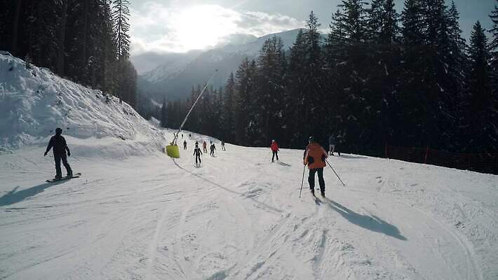 1 라이프스타일 계절 남자 행복 스포츠 여행 포즈 겨울 하늘 휴가 스키 산 사람 경사 사람없음 야외 파란색 여행객 점프 경쟁 추위 흰색 스노우보드 위험 속도 알프스 스키선수 스노우보더 불가리아 벡터 1인칭시점 4K 반스코 MP4 해외동영상 클립영상 시선 감정 유럽 컬러 컨셉 모션 겨울스포츠 운동선수 생활 보드_스포츠 동영상 파일형식 남유럽