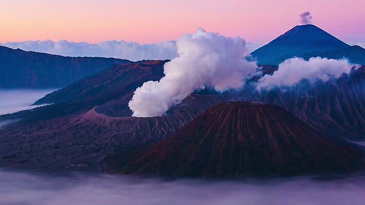 구름 여행 이동 자연 하늘 아침 불꽃 산 안테나 파노라마 풍경 사람없음 야외 빨간색 햇빛 마을 일출 동남아시아 안개 시골 연기 숲 위험 폭발 화산 인도네시아 먼지 분화구 연소 랜드마크 절정 4K 타임랩스 MP4 해외동영상 클립영상 주간 자연요소 아시아 컬러 컨셉 통신 불 날씨 촬영기법 태양 노을 생태계 동영상 파일형식