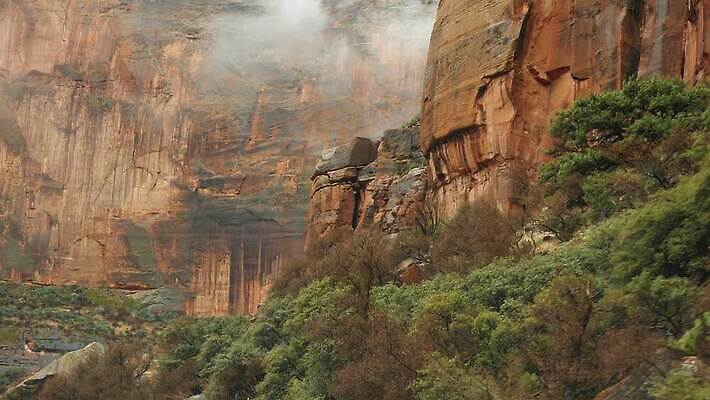 여행 겨울 유리 항해 국립공원 사람없음 빨간색 골짜기 미국 안개 황무지 혈액 분위기 인도인 돌산 환경보전 부식 산등성이 애리조나 벌거벗은 석회암 시온산 웅장함 지질학 특별함 흉터 4K MP4 해외동영상 클립영상 외국인 계절 공원 교육 컬러 컨셉 북아메리카 배_교통 자연 재질 날씨 산 동양인 암석 상처 사회이슈 동영상 파일형식
