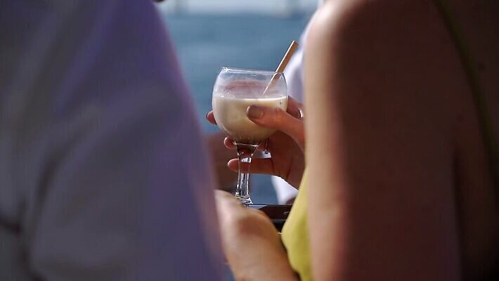 백인 손 여자 기념일 남자 음료 결혼 와인잔 응원 유리 성공 휴가 기념 주류 사람 이벤트 성인 파티 식당 와인 축제 흰색 축하 알코올 잡기 칵테일 바 생일 액체 샴페인 토스트 유리그릇 메를로 양조장 스플래쉬 MOV 해외동영상 클립영상 서양인 그릇 빵 컬러 컨셉 술잔 모션 재질 신체부위 상점 동영상 파일형식