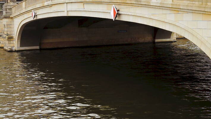 유럽 섬 여행 겨울 건축양식 휴가 독일 사람없음 건물 물 강 도시풍경 흰색 도시 보트 역사 승차 크루즈 아래 타운 베를린 통과 천연기념물 랜드마크 수도권 옛날 MOV 해외동영상 클립영상 자연요소 건축물 계절 건축 나라 컬러 배_교통 모션 풍경 방향 위치 지역 동영상 파일형식