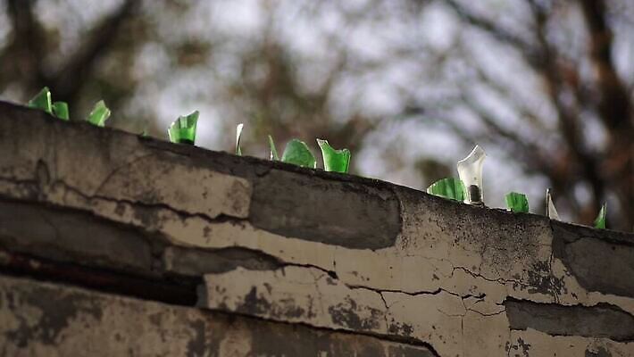 조각 백그라운드 유리 추상 벽돌 멕시코 경비 사람없음 초록색 울타리 회색 금지 도시 거친 범죄 보호 위험 라틴아메리카 감옥 심볼 보안 날카로움 시멘트 원시시대 깨짐 빈민가 사생활 옛날 콘크리트 MOV 해외동영상 클립영상 컬러 컨셉 북아메리카 무늬 재질 아메리카 안전 담장 역사 동영상 파일형식