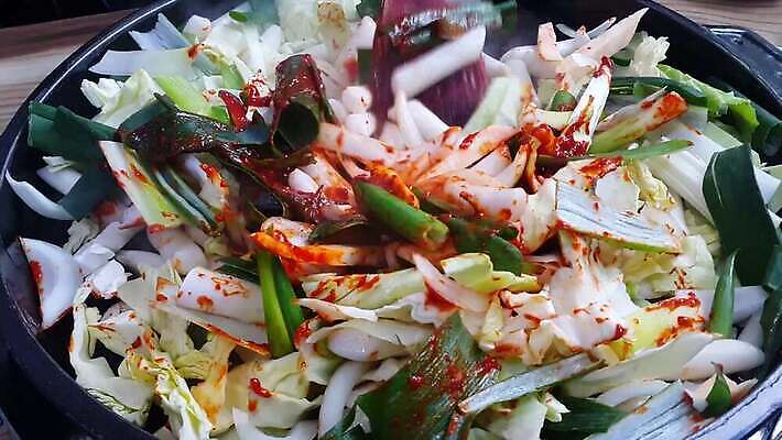 라이프스타일 그릇 음식 고추 주방용품 서브 한국 실내 마늘 육류 요리 사람없음 빨간색 식사 치킨 튀김 신선 뜨거움 양념 연기 그릴 수증기 난로 양배추 브런치 후추 생강 남쪽 점심식사 끓이기 단백질 절임 4K MOV 해외동영상 클립영상 식기 아시아 컬러 생활용품 채소 식재료 모션 내부 생활 난방기 방향 향신료 동영상 닭고기요리 영양소 파일형식