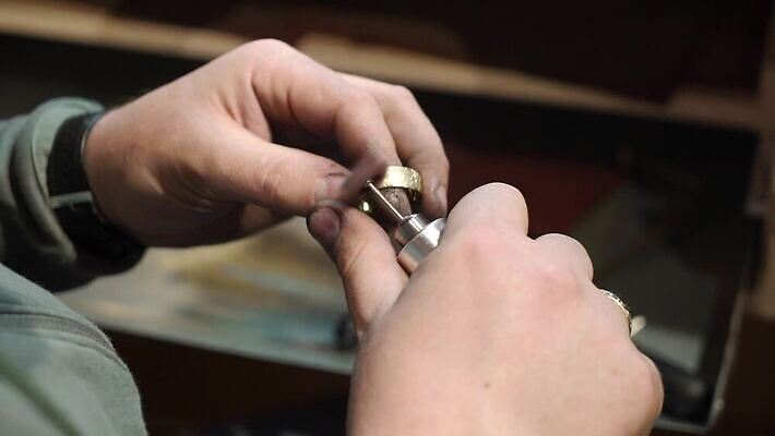 백인 직업 손 디자인 산업 장신구 공장 노동자 기술 관리 창조 빛 금속 장비 공구 반지 잡기 업무 작업실 황금 고급 수리 제조 은색 상품 보석 만들기 다이아몬드 광택 고정 닦기 판화 공예가 백금 MOV 해외동영상 클립영상 서양인 컬러 컨셉 공업 모션 재질 미술 신체부위 도구 작업 광석 동영상 파일형식