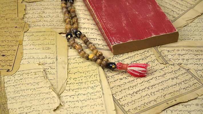 전통 종교 문화 백그라운드 컨셉 목걸이 텍스트 사람없음 책 독서 믿음 수확 기도 이슬람교 편지 구슬 심볼 복고 증거 페이지 신성 시트 묵주 월 단식 대본 라마단 숭배 신앙심 아랍어 옛날 원고 효과 4K MP4 해외동영상 클립영상 감정 농업 장신구 종교용품 날짜 동영상 파일형식