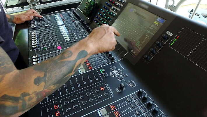 직업 손 산업 음악 실내 전자제품 디지털 기계 소리 콘서트 음악가 장비 기술자 엔지니어 볼륨 혼합 믹서 DJ 기중기 라디오 오디오 스위치 스테레오 조절 위로 베이스 섞기 제어 채널 프로듀서 플레이어 4K MOV 해외동영상 클립영상 현악기 문화예술 내부 신체부위 공연 중장비 동영상 파일형식