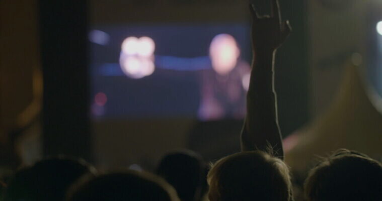 라이프스타일 손 실루엣 문화 음악 응원 조명 뿔 사람 손짓 이벤트 야외 빛 파티 금속 스크린 축제 콘서트 공연 무대 춤 악단 부채 군중 야간 저녁 악마 보케 예술가 쇼 무거움 빛망울 실행 펑크 유흥 4K MOV 해외동영상 클립영상 자연요소 모션 재질 문화예술 촬영기법 생활 신체부위 무게 동영상 파일형식